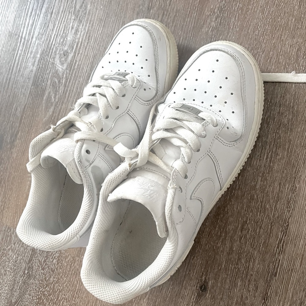 Nike shoe, few discolored areas. Perfect condition